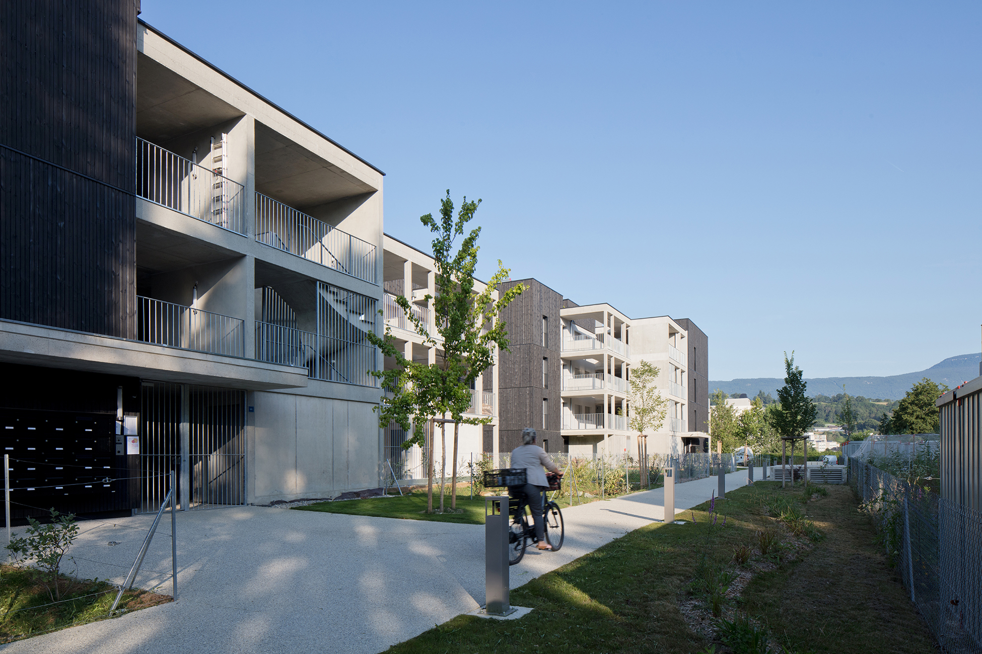 cycliste dans la venelle projet cognin exdno architecture lyon